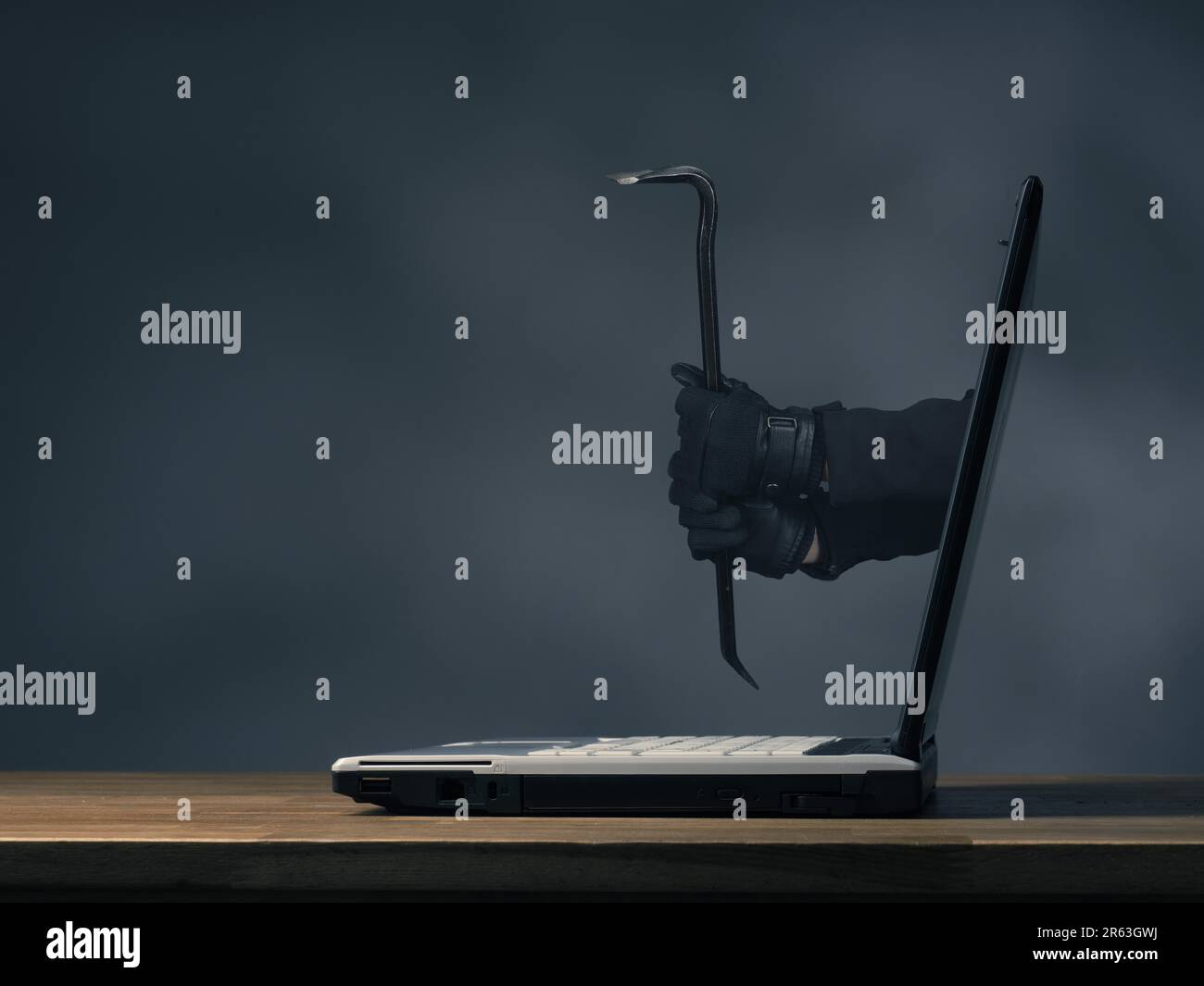 Internet Konzept Bild mit Hände halten ein Brecheisen Stockfoto