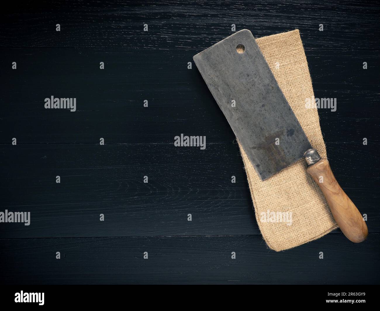 Altes Fleisch Cleaver auf schwarzem Holz Hintergrund verwendet Stockfoto