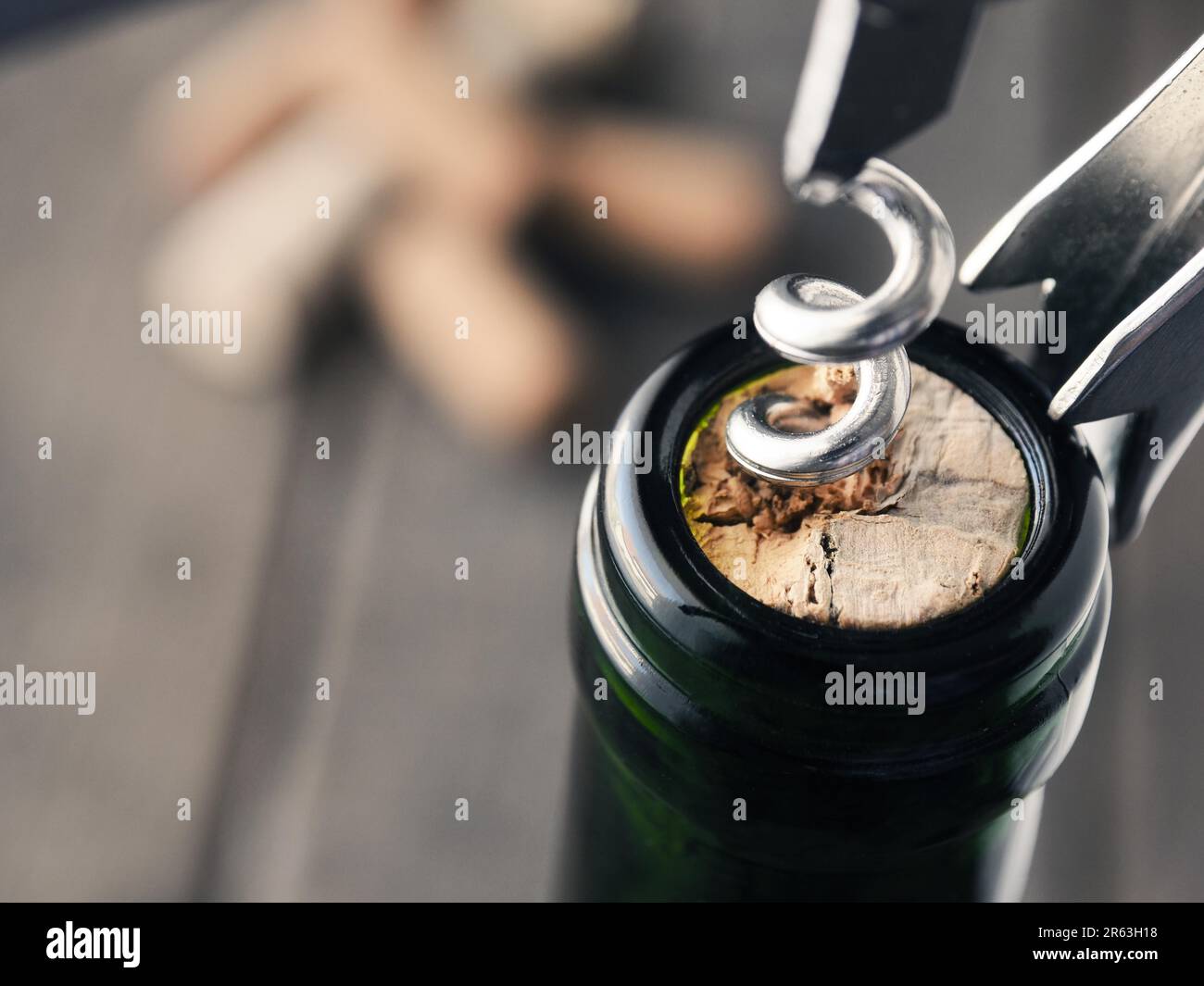 Schließen uo einer Weinflasche mit Flaschenöffner auf einem dunklen Hintergrund Stockfoto