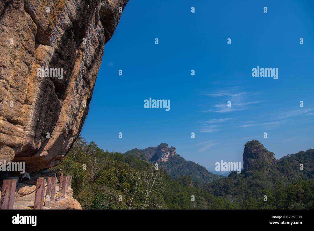 Wuyishan-Berge in der Provinz Fujian, China. Der Weg zum rotierenden Tigerfelsen in den Wuyi-Bergen. Der Weg ist von einer steilen Klippe abgeschnitten. Wuyishan Stockfoto