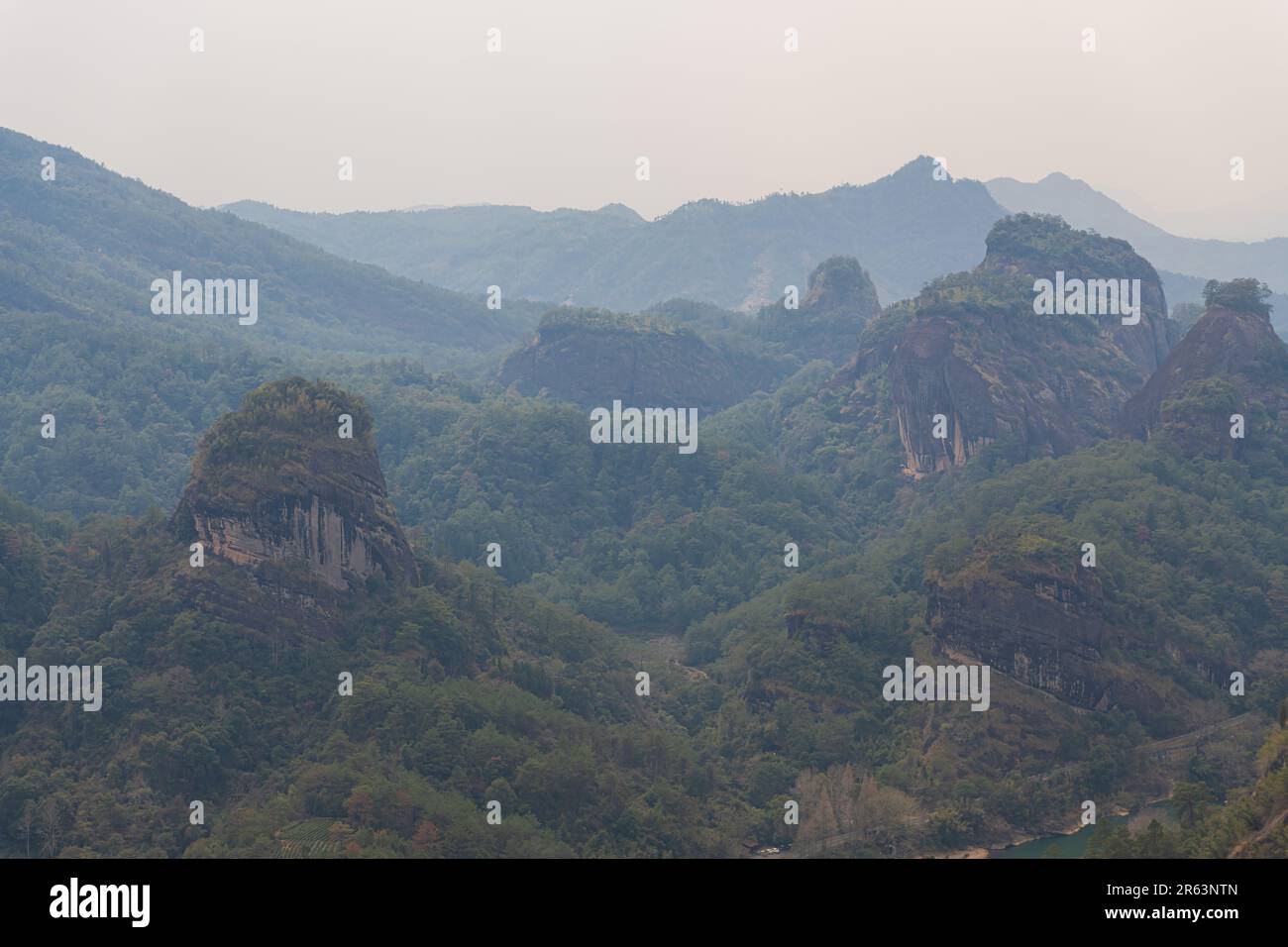 WuyishanBerge in der Provinz Fujian, China. Malerischer Blick über die