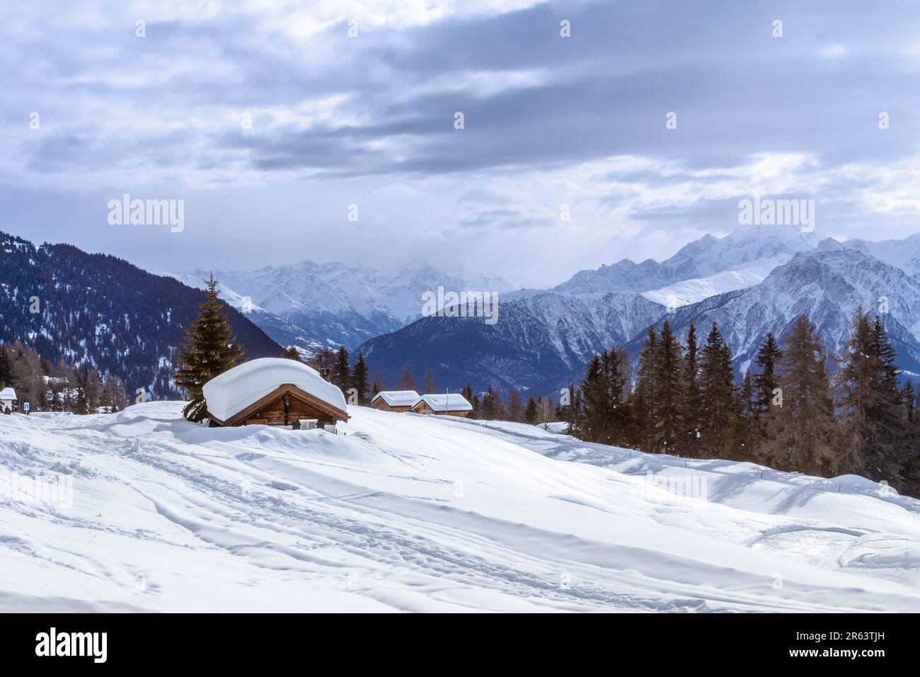 Alpenhütte versenkte sich im Winter in tiefem Schnee mit dickem Schnee auf dem Dach in den Schweizer Apls Stockfoto