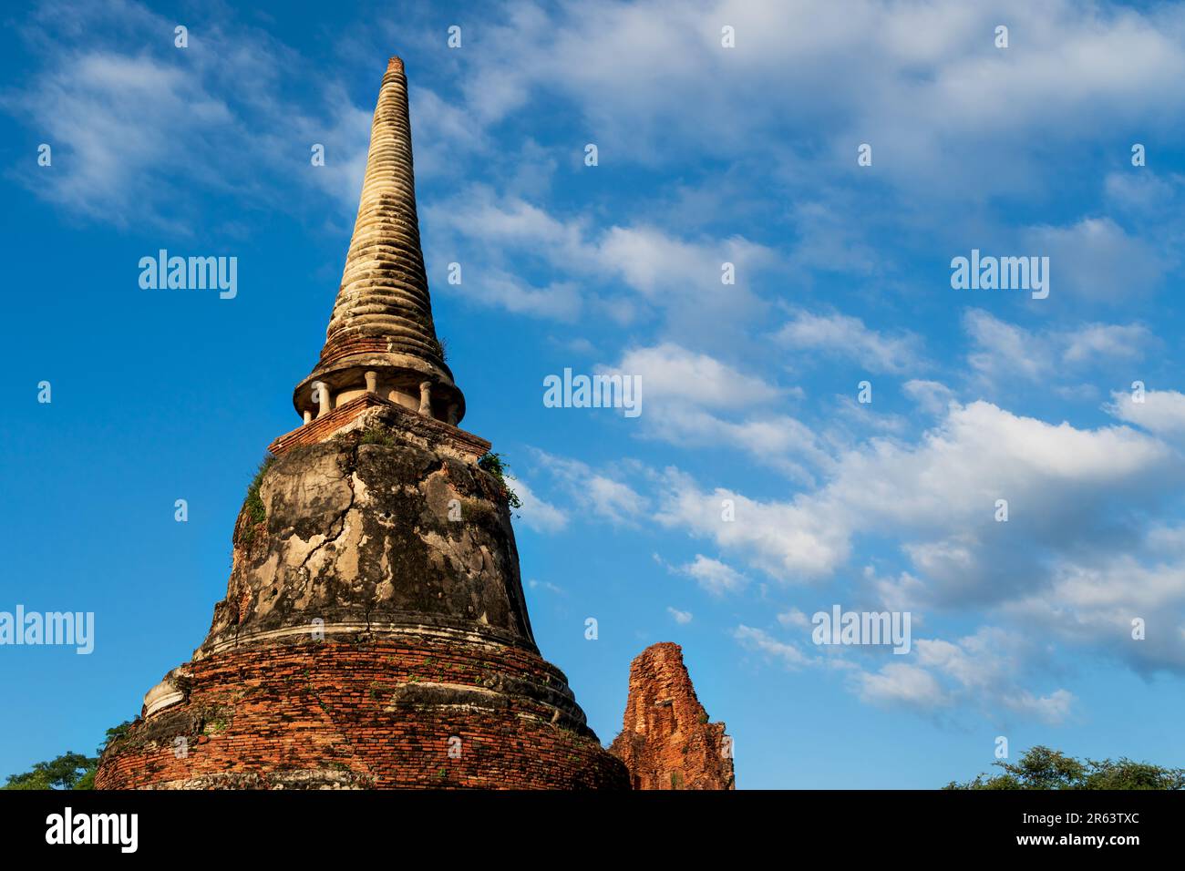 Antiker roter Stupa des Tempels in Wat NOK während des Sonnenuntergangs in Ayutthaya, Thailand Stockfoto