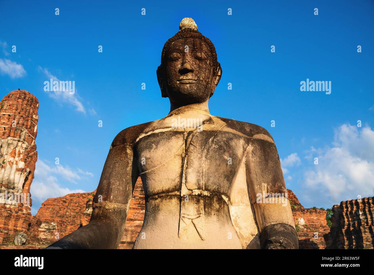 Orangefarbene buddha-Statue im Tempel Wat NOK bei Sonnenuntergang in Ayutthaya, Thailand Stockfoto
