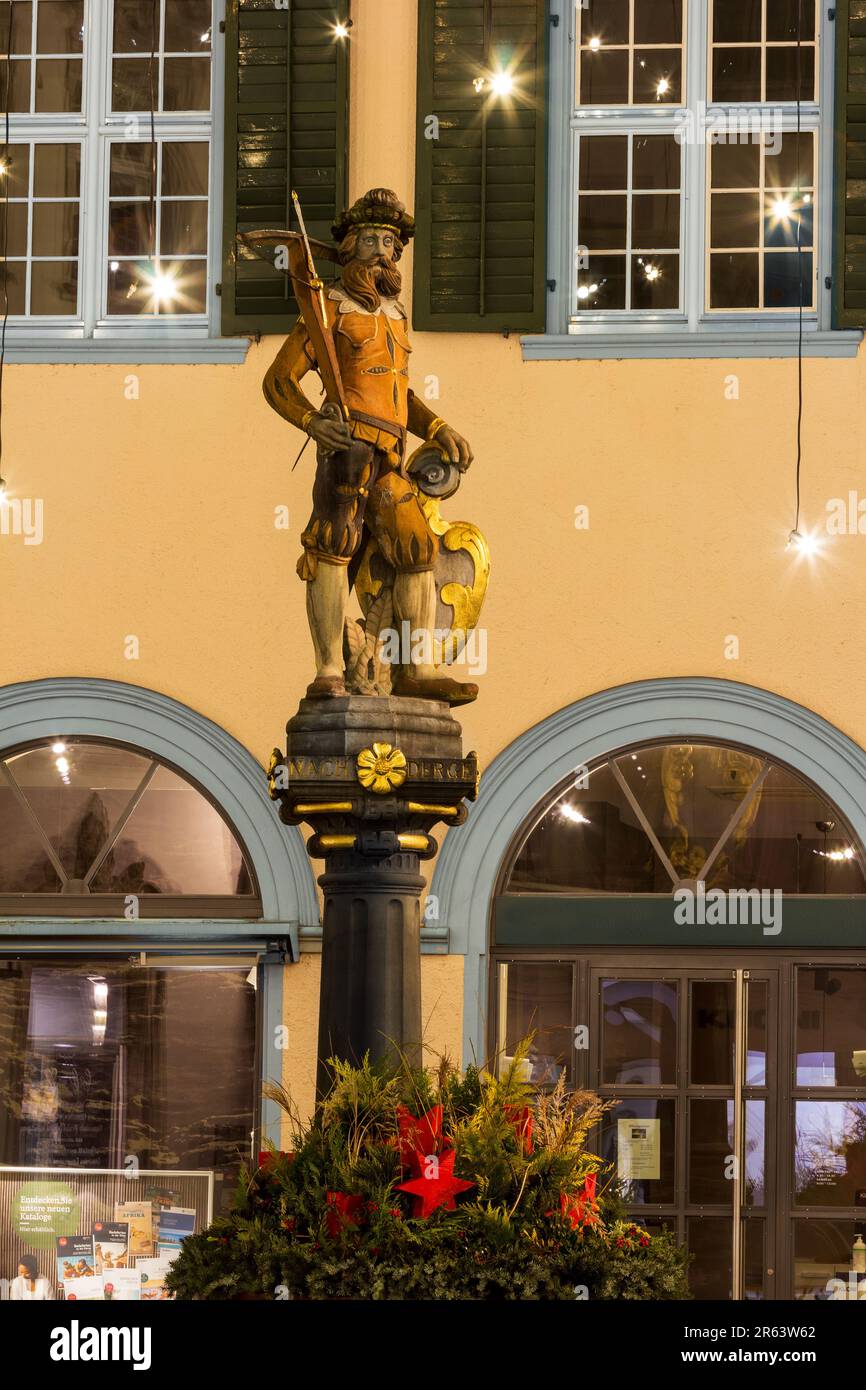 Schaffhausen, Schweiz - 24. Dezember 2021: Statue von Willhelm Tell mit Schleife, einem Nationalhelden, der auf einem öffentlichen Brunnen in S steht Stockfoto