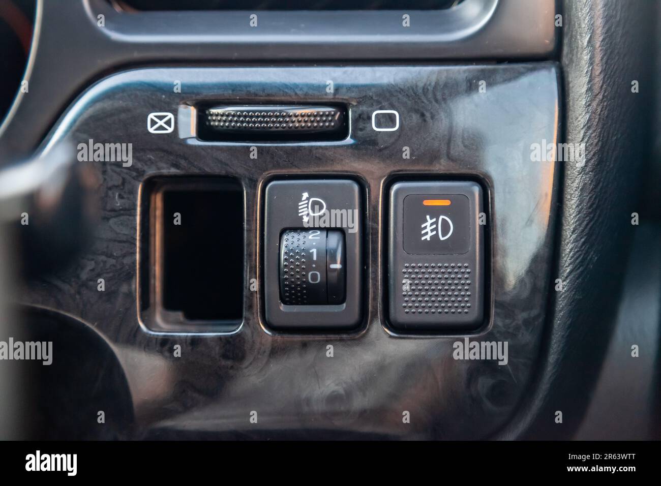 Das Armaturenbrett im Auto ist schwarz mit einem Schalter