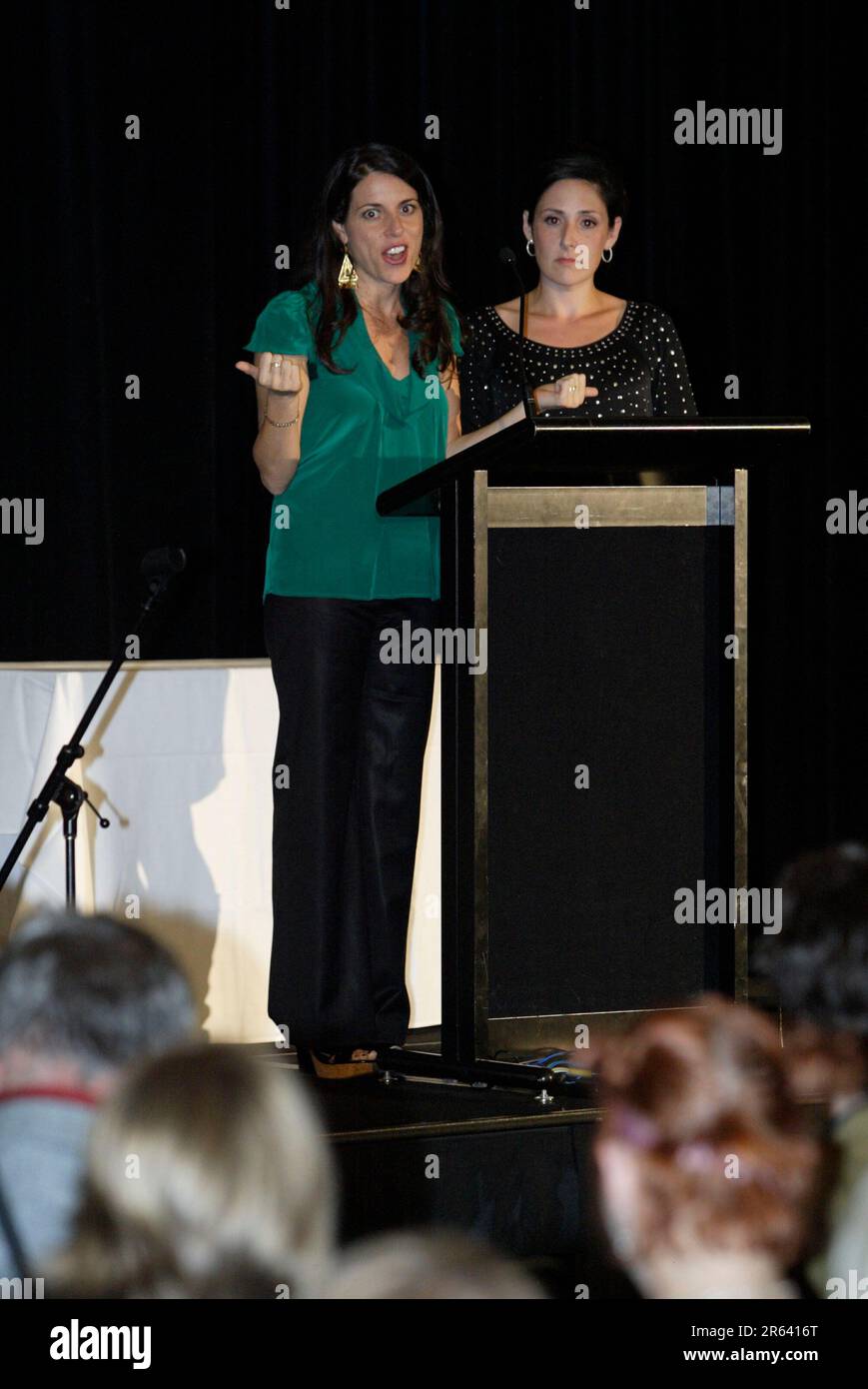 Ricki Lake mit Abbey Epstein, Australien, für eine Vorführung ihres eigenen Dokumentarfilms The Business of being Born, der im März 2008 veröffentlicht wird. Paddington Town Hall, Sydney, Australien. 03.11.07. Stockfoto