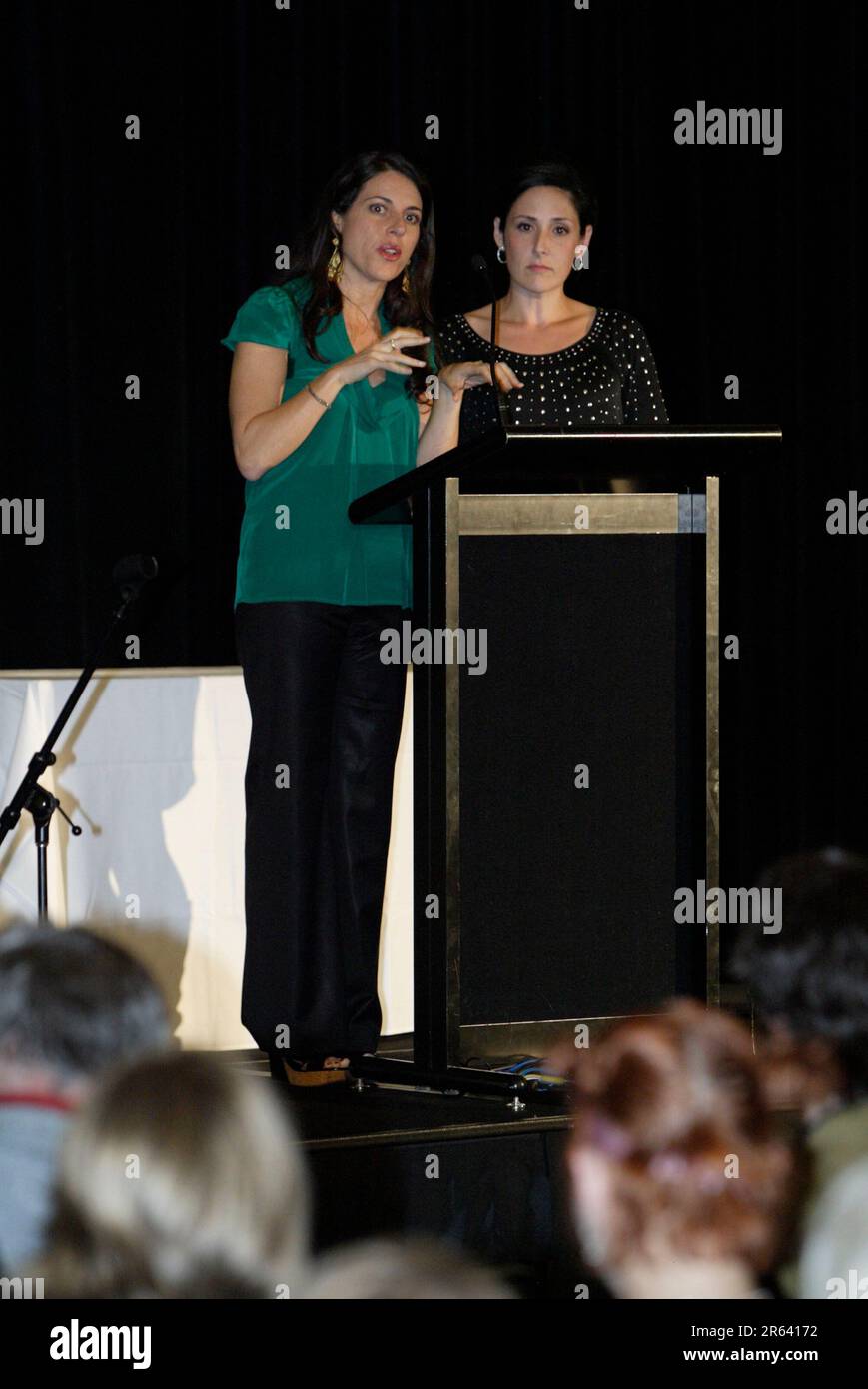 Ricki Lake mit Abbey Epstein, Australien, für eine Vorführung ihres eigenen Dokumentarfilms The Business of being Born, der im März 2008 veröffentlicht wird. Paddington Town Hall, Sydney, Australien. 03.11.07. Stockfoto