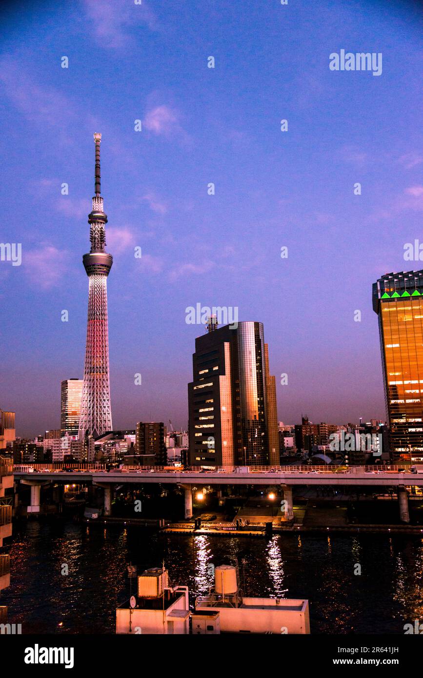 Blick in Richtung Tokyo Sky Tree bei Abenddämmerung von Asakusa Stockfoto