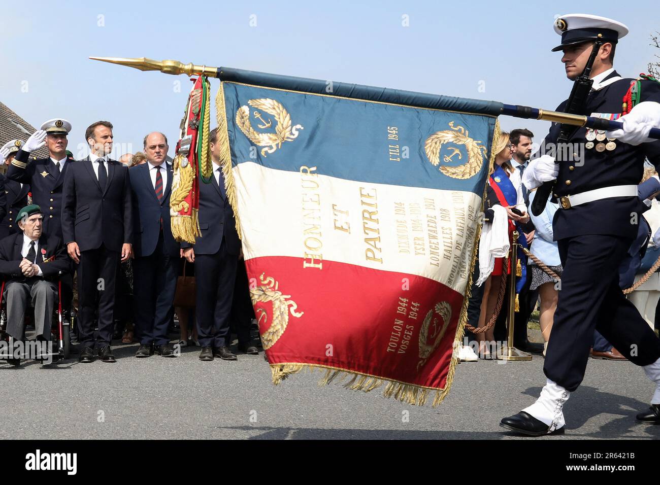 Le président de la république, Emmanuel Macron aux cotés de Leon Gautier du vétéran francais du Commando Kieffer pendant la Seconde Guerre mondiale assiste à une cérémonie en hommage aux 177 membres francais du Commando Kieffer lors de la cérémonie de Tradition en mémoire du débarquement à, France de Colgandomais de Collefranquement, Frankreich le 6 Juin 2023. Französischer Präsident Emmanuel Macron anlässlich einer Feier zu Ehren der 177 französischen Mitglieder der Kommandoeinheit "Commando Kieffer" Fusiliers Marins, die anlässlich des 79. Jahrestags des Wa-Weltkriegs an den Landungen in der Normandie teilgenommen haben Stockfoto