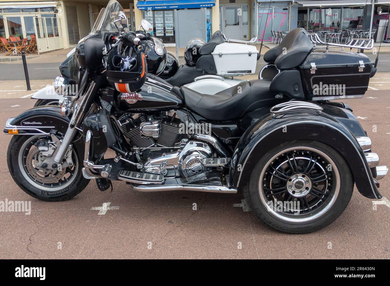 Bordeaux , Aquitaine France - 05 29 2023 : Harley-Davidson Tri Glide Ultra Logo Text und Markenzeichen Panzer schwarz Motorrad Stockfoto