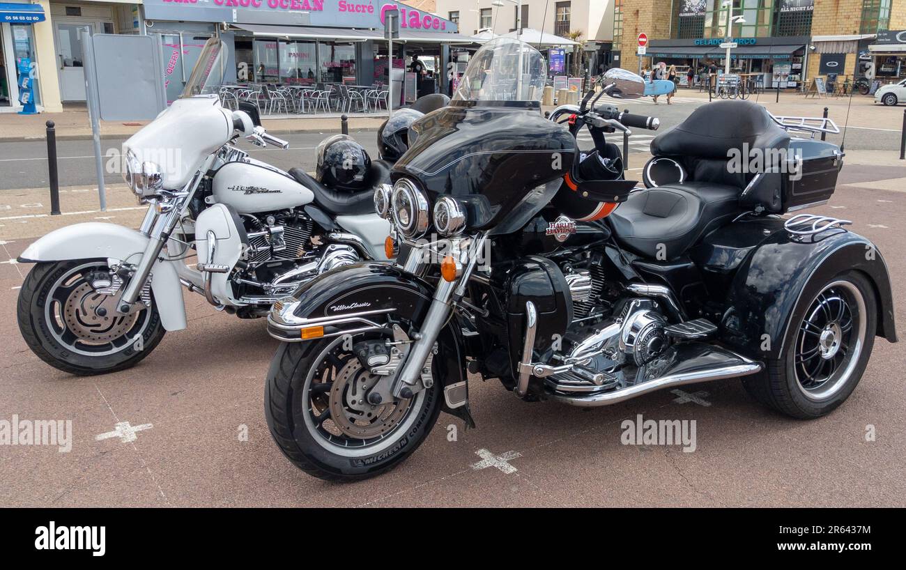 Bordeaux , Aquitaine France - 05 29 2023 : Harley-Davidson Two Trike Tri Glide Ultra parkt auf der Straße schwarzweißes Modell Stockfoto