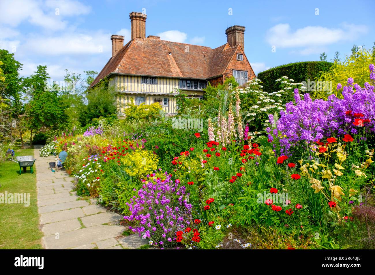 Great Dixter House and Gardens, East Sussex, Großbritannien, die lange Grenze im Sommer Stockfoto