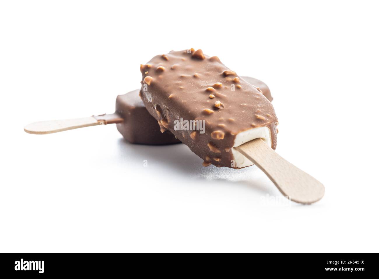 Eis am Stiel, mit Schokolade bedeckt, isoliert auf weißem Hintergrund. Stockfoto