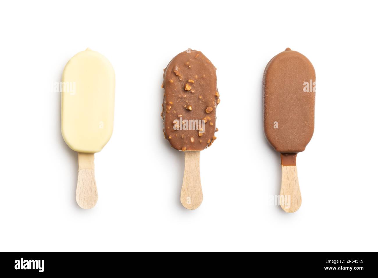 Eis am Stiel, mit Schokolade bedeckt, isoliert auf weißem Hintergrund. Stockfoto