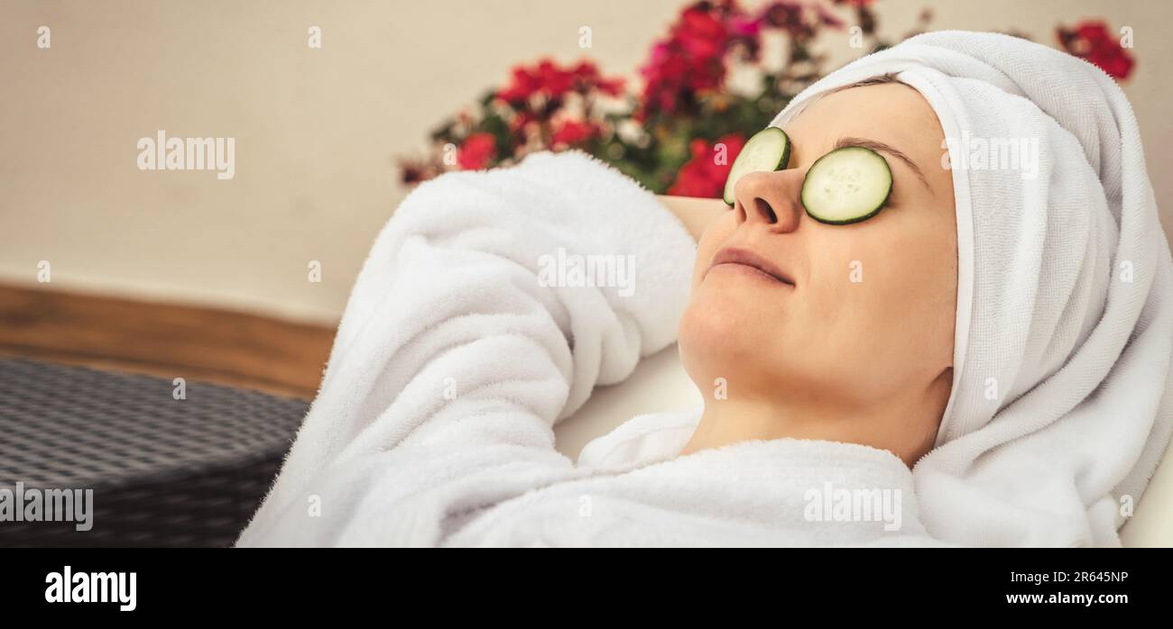 Junge Frau bekommt eine Augenbehandlung mit Gurken im Luxus-Spa-Resort. Wellness- und Heilkonzept. Stockfoto