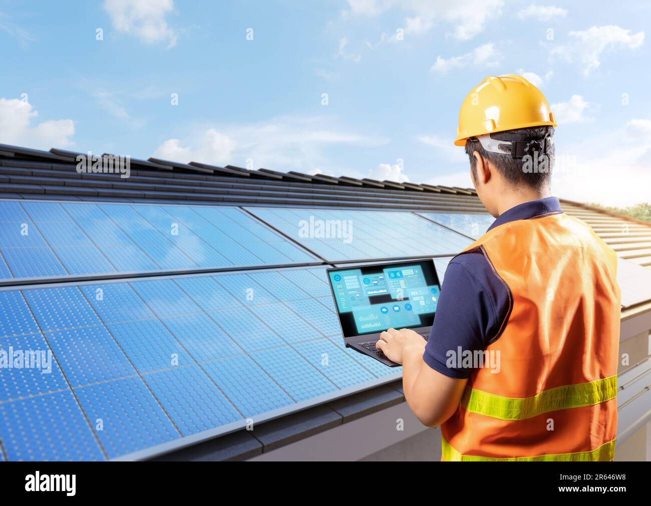 Ingenieure arbeiten mit Solarpaneelen auf dem Hausdach und erzeugen Strom für den Hausgebrauch Stockfoto