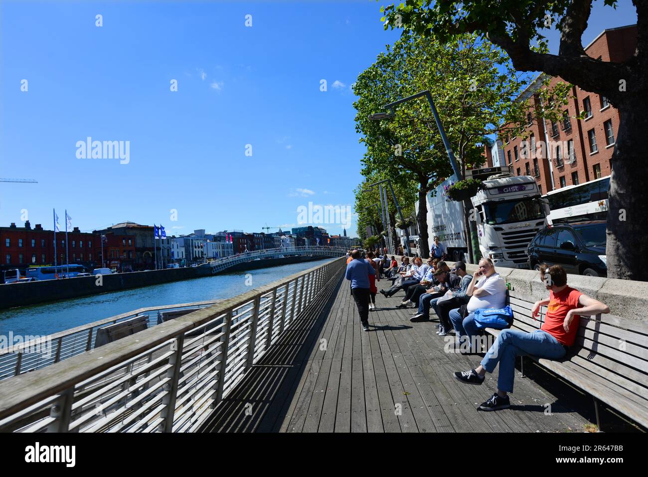 Ein sonniger Sommertag am Bachelors Walk, Liffey River in Dublin, Irland. Stockfoto