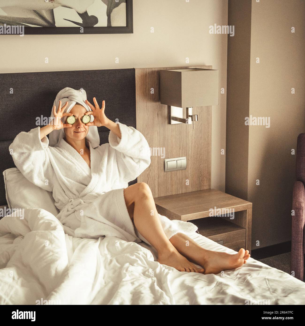 Junge Frau bekommt eine Augenbehandlung mit Gurken im Luxus-Spa-Resort. Wellness- und Heilkonzept. Stockfoto