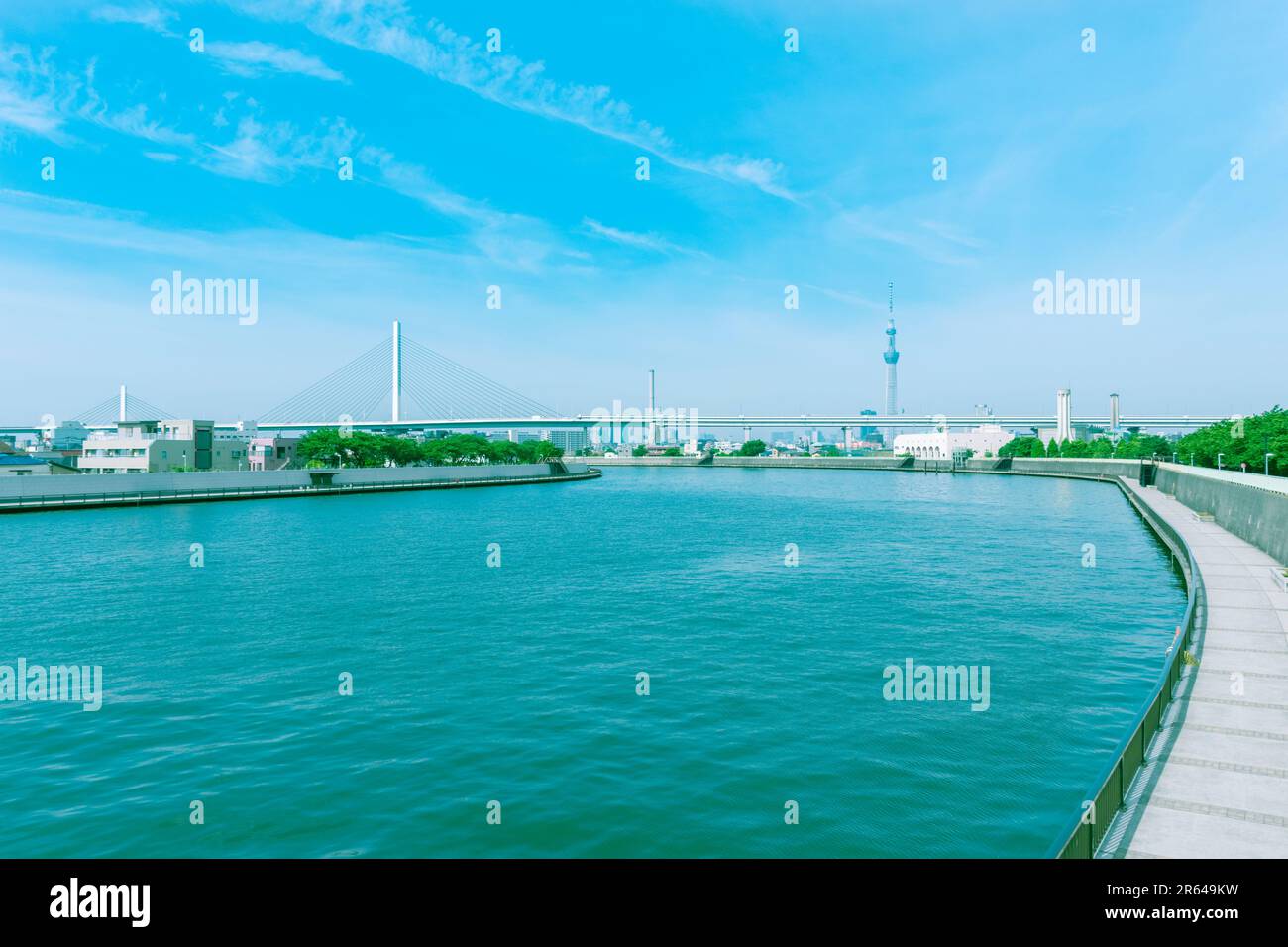 Seilbahnbrücke über den Nakagawa River und Sky Tree Stockfoto