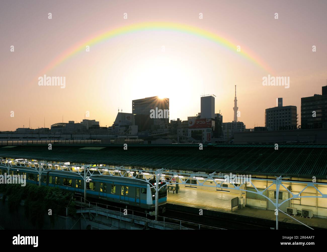 Morgensonne, Regenbogen und JR Ueno Station Stockfoto