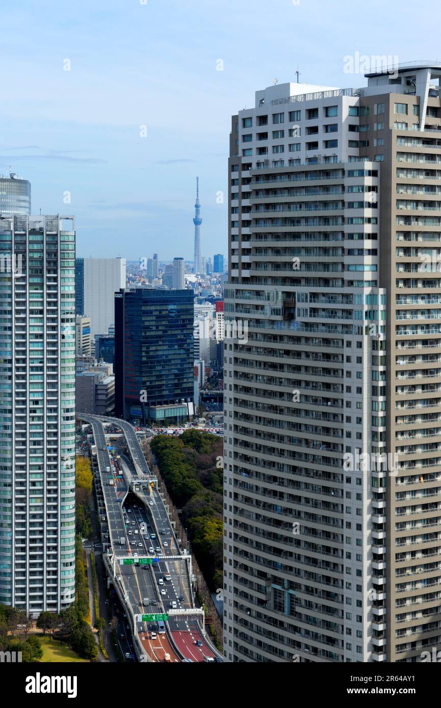 Hochhaus in Shiodome und Metropolitan Expressway Stockfoto