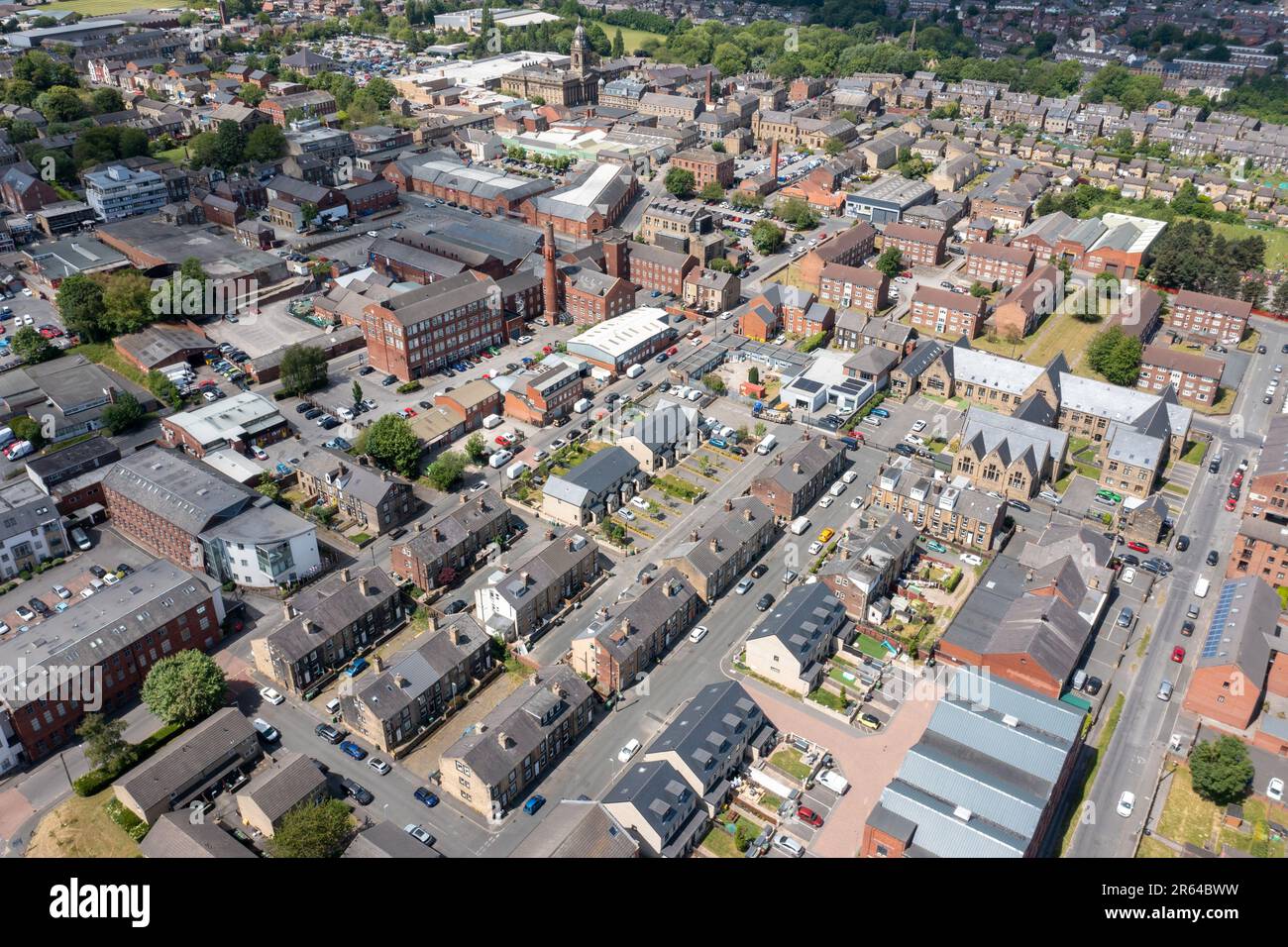 Luftaufnahme des Dorfes Morley in Leeds, West Yorkshire in Großbritannien, zeigt eine Luftdrohnenaufnahme der Hauptstraße und des historischen alten Rathauses Stockfoto