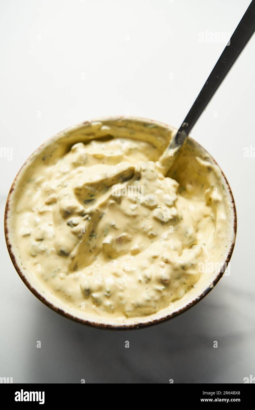 Klassischer Tartar Sauce Dip in der Schüssel. Mayonnaise mit Dill und