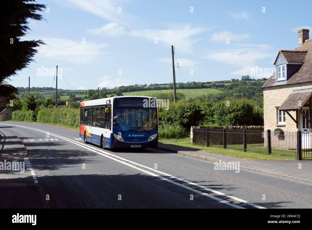 Busverbindung mit der Postkutsche im Dorf Long Compton, Warwickshire, England, Großbritannien Stockfoto