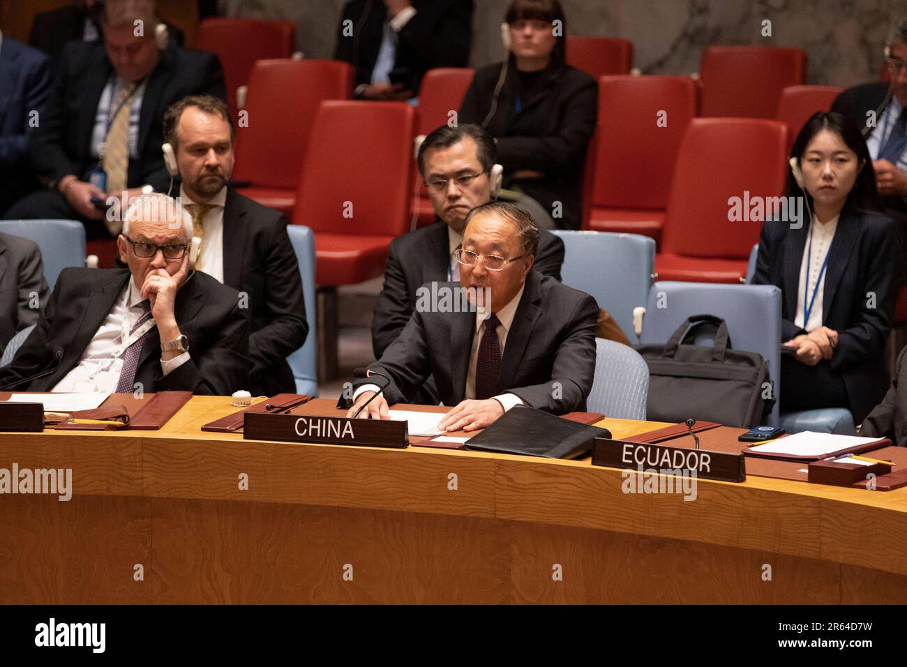 (230607) -- VEREINTEN NATIONEN, 7. Juni 2023 (Xinhua) -- Zhang Jun (R, Front), Chinas ständiger Vertreter bei den Vereinten Nationen, spricht auf einer Dringlichkeitssitzung des Sicherheitsrats am UN-Hauptquartier in New York am 6. Juni 2023. Zhang Jun äußerte am Dienstag große Besorgnis über die Zerstörung des Staudamms des Wasserkraftwerks Kakhovka in der Südukraine. Der Schutz von Zivilpersonen und kritischen zivilen Einrichtungen in bewaffneten Konflikten ist ein wichtiger Grundsatz, der im humanitären Völkerrecht verankert ist, so Zhang Juni. (Xinhua/Xie E) Stockfoto