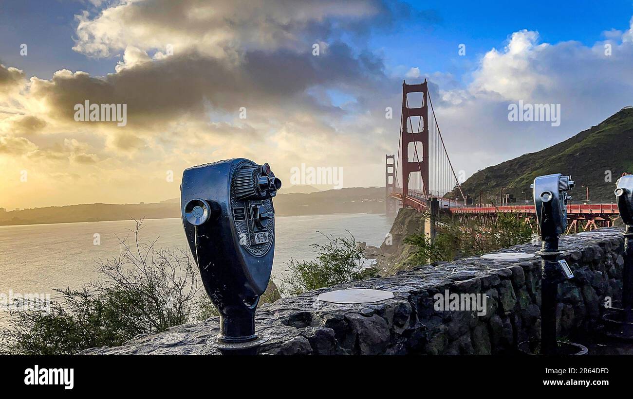 Panoramablick auf die Golden Gate Bridge von der Bucht und dem Entdeckungsmuseum in San Francisco, USA. Emblematische Brücke des US-Bundesstaates. Stockfoto