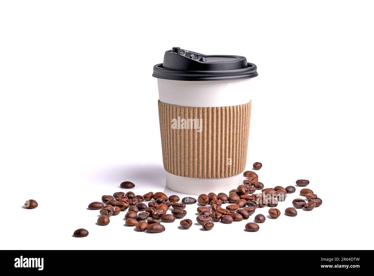 Kaffeetasse aus Papier auf weißem Hintergrund. Vordergrund sind Kaffeebohnen. Stockfoto