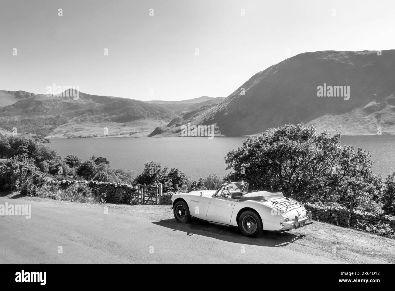 1965 Austin Healey 3000 MKIII geparkt am Crummock Water im Lake District UK Stockfoto