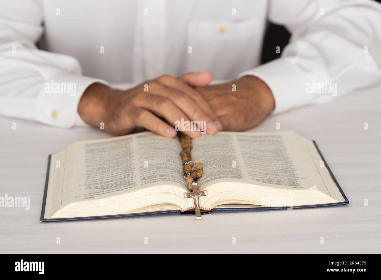 Männliche Hände mit der Bibel. Männerstudium Heilige Schrift. Glaube, Spiritualität und Religionshintergrund. Stockfoto