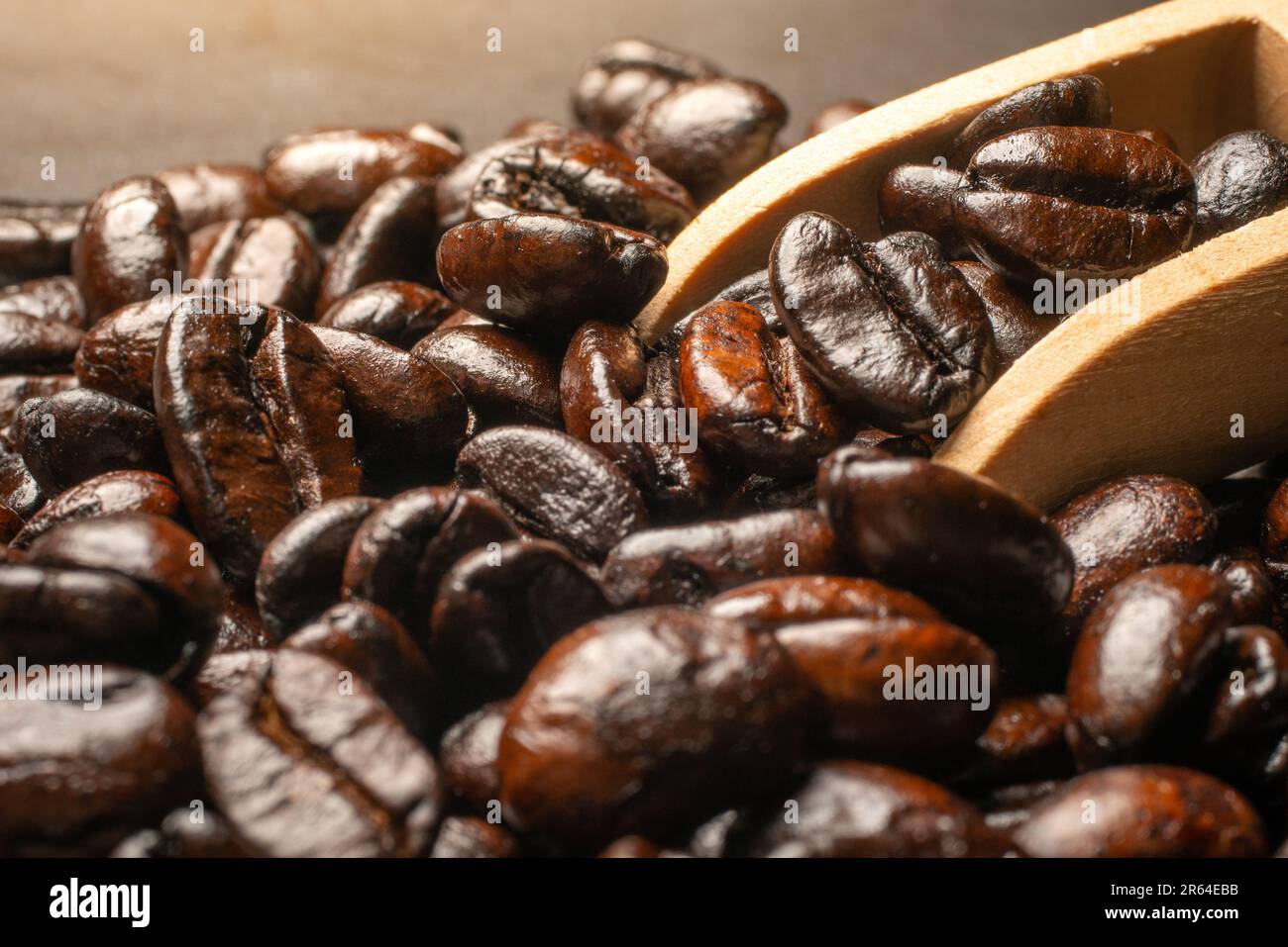 Dunkel geröstete Kaffeebohnen auf schwarzem Hintergrund, selektiver Fokus und weicher Fokus. Stockfoto