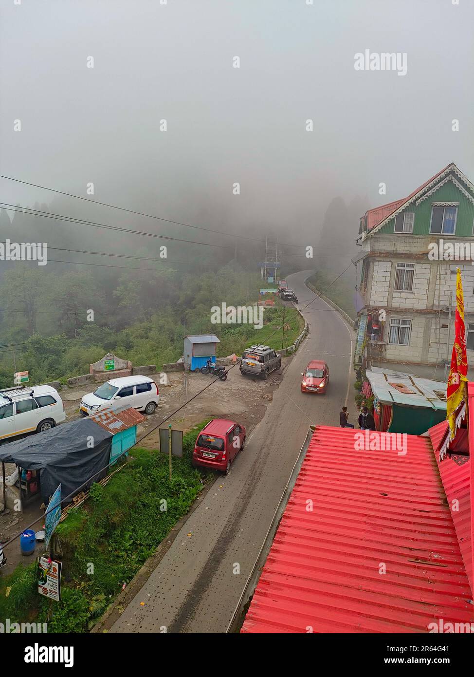 25.05.2023. Lepchajagat. westbengalen. Indien. Blick auf eine kleine Bergstadt von oben. Stockfoto