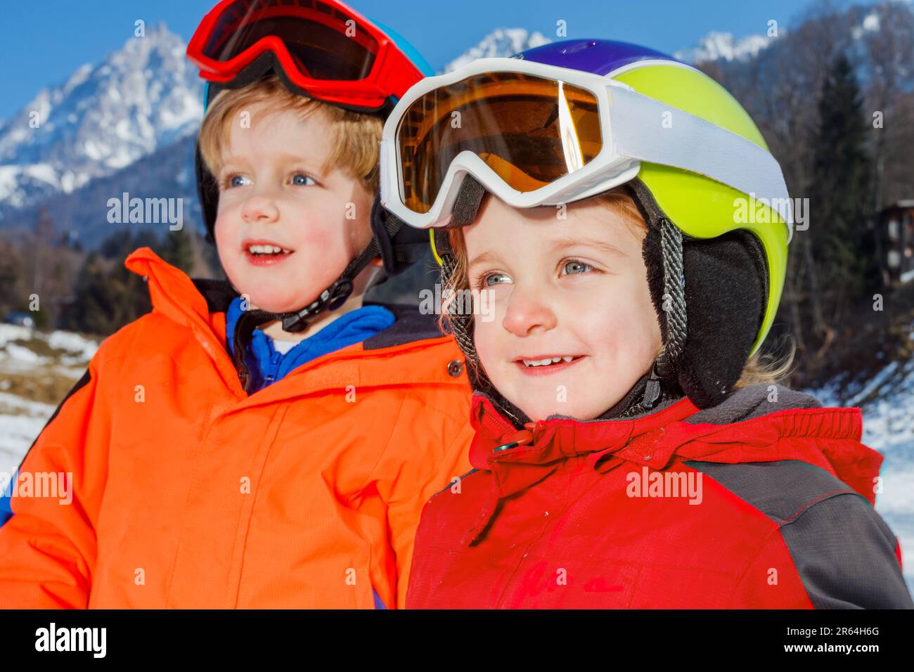 Nahporträt von zwei Kindern Junge, Mädchen bei ihrem ersten Skiurlaub Stockfoto