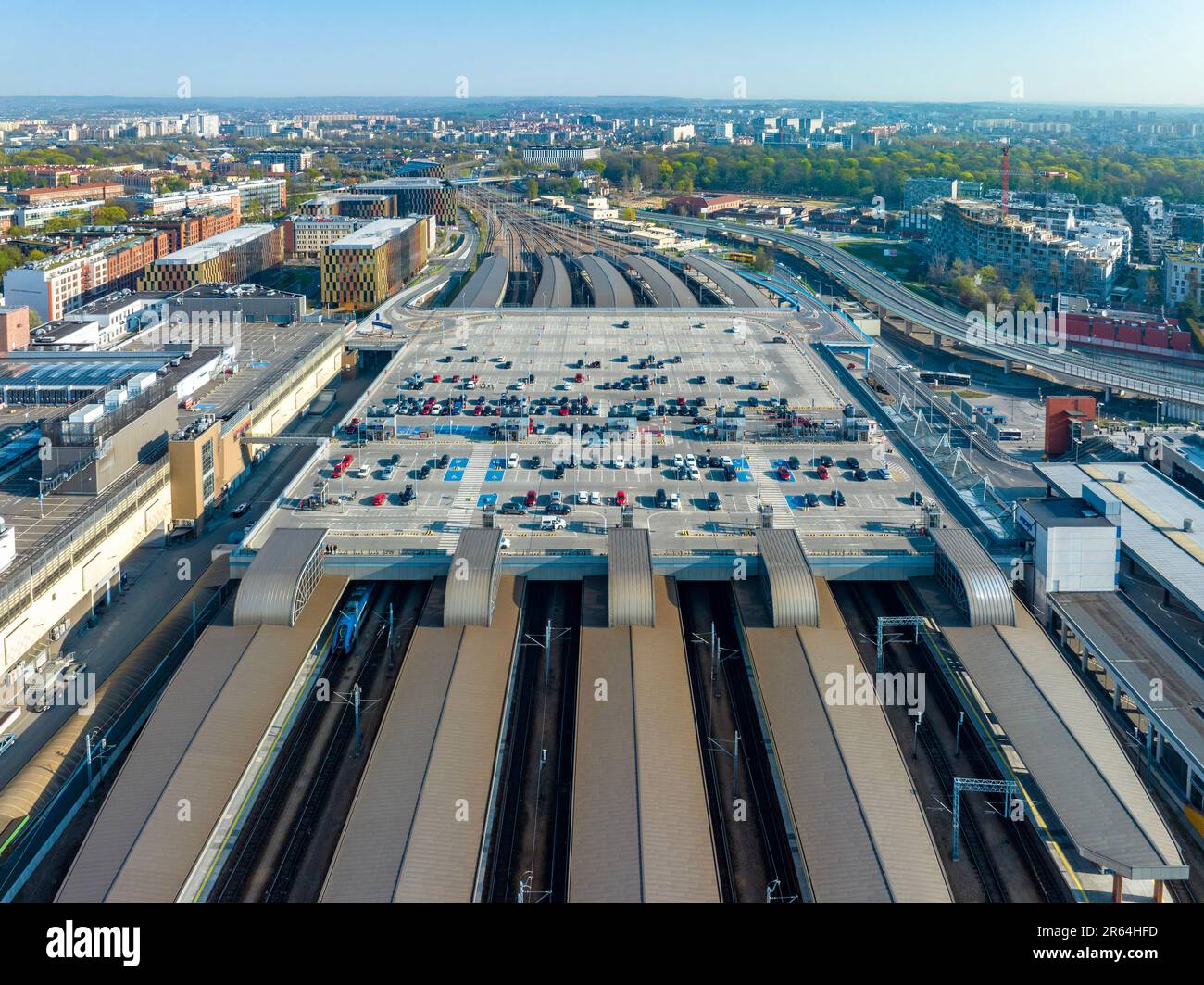 Großer Parkplatz auf dem Dach des Hauptbahnhofs in Krakau, Polen. Dachbühnen, elektrische Traktion, Autos und Aufzüge. Moderne Gebäude und Stockfoto