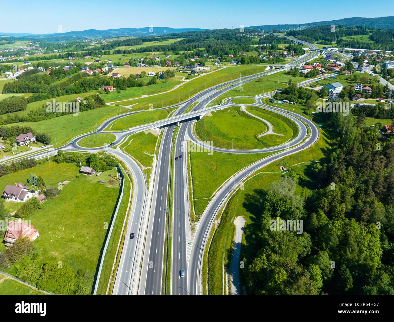 Neue Autobahnkreuzung in Polen auf der Nationalstraße Nr. 7, E77, genannt Zakopianka. Überführung Kreuzung mit Verkehrskreisen, Rampen und Viadukten nahe R Stockfoto