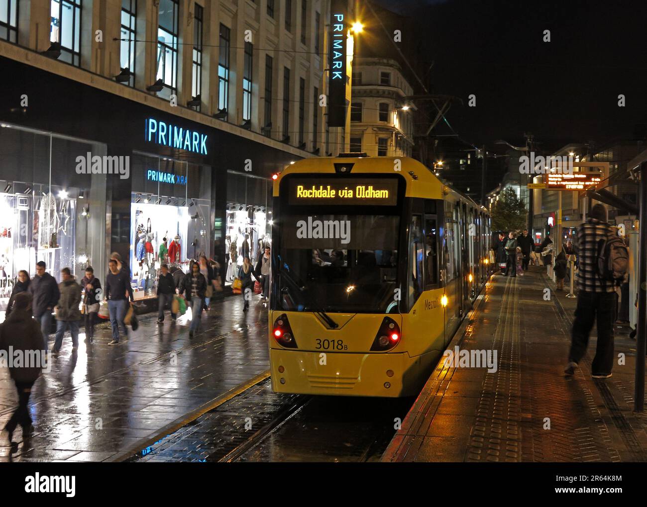 Metrolink Manchester Tram Rochdale über Oldham, an einem regnerischen Abend, in der Market Street, in der Nähe von Primark, Manchester, Lancashire, ENGLAND, GROSSBRITANNIEN, M1 1PW Stockfoto