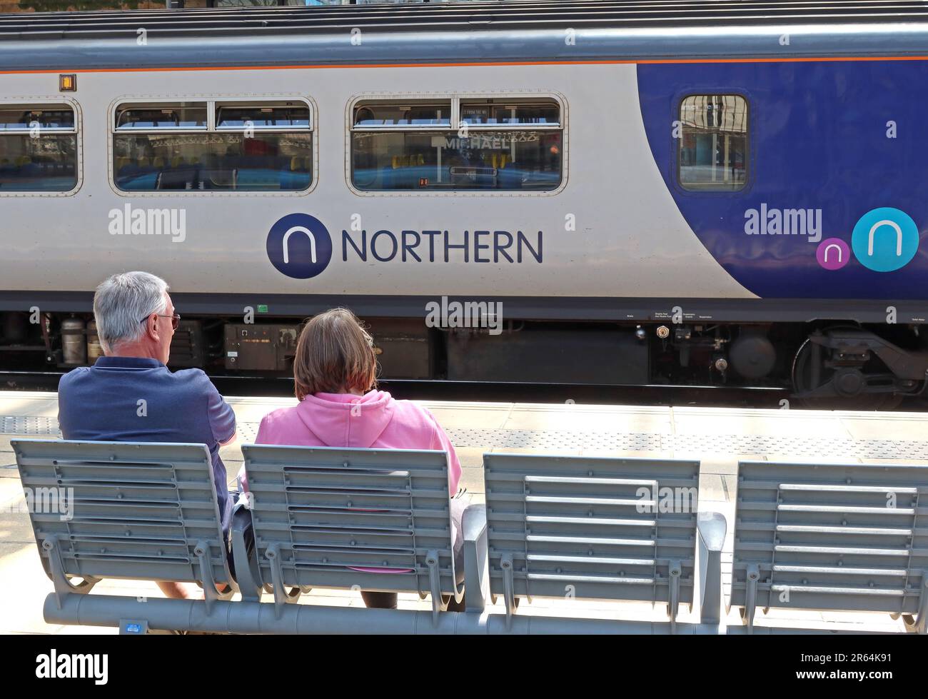 Ein Paar wartet darauf, dass ein Zug der Northern Franchise auf die Abfahrt vorbereitet wird, am Bahnhof Liverpool Lime Street, Merseyside, England, UK, L1 1JD Stockfoto