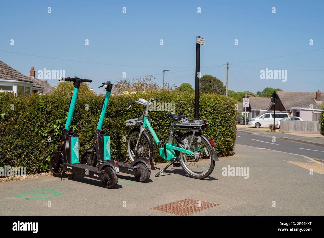 Beryl-Elektrofahrrad und Beryl-Elektroroller an einer Straßenecke in Newport, Isle of Wight, können gemietet werden. Stockfoto