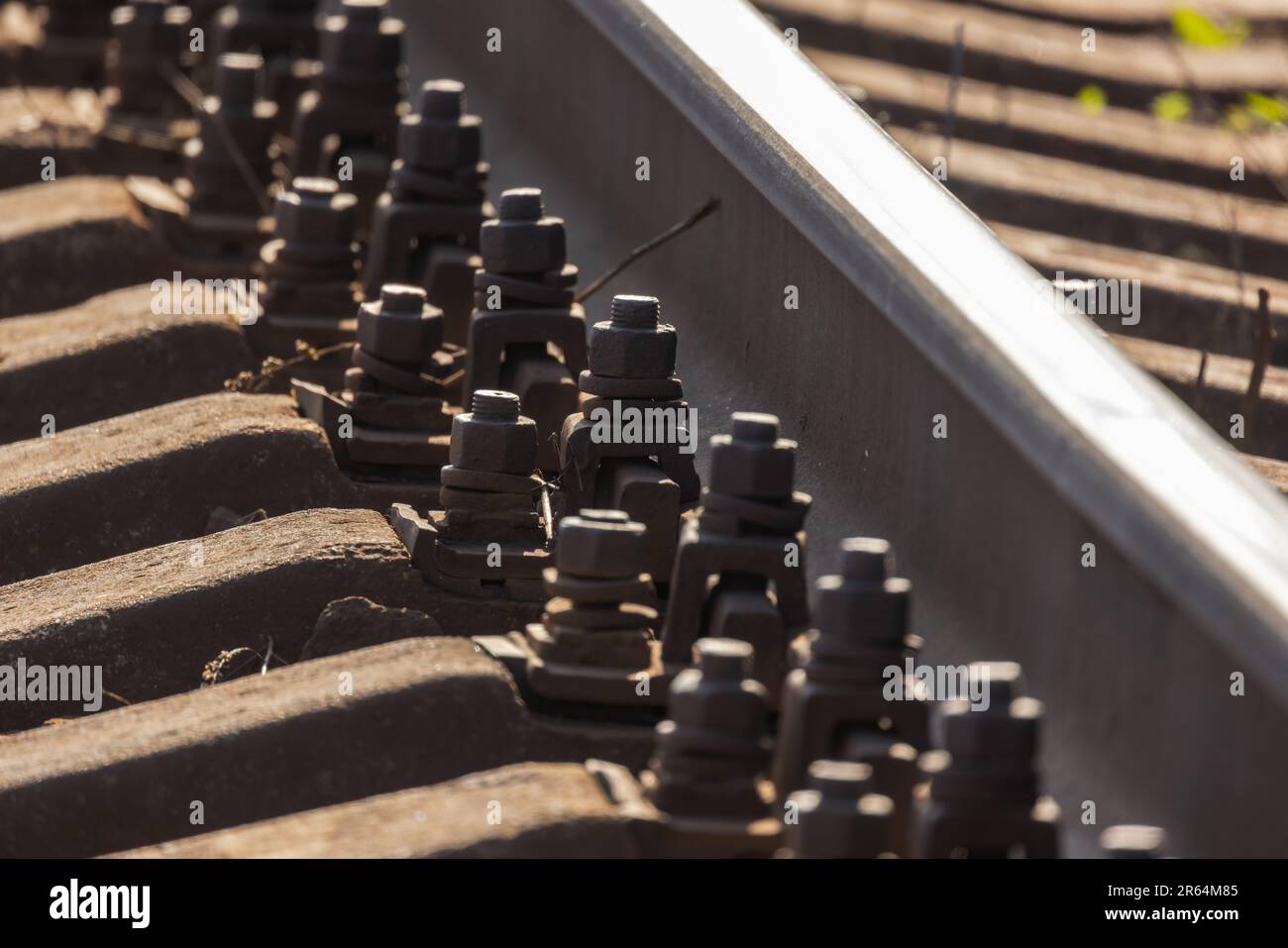 Nahaufnahme einer Bahnstrecke, selektiver Fokus. Abstrakter Hintergrund für den industriellen Transport Stockfoto
