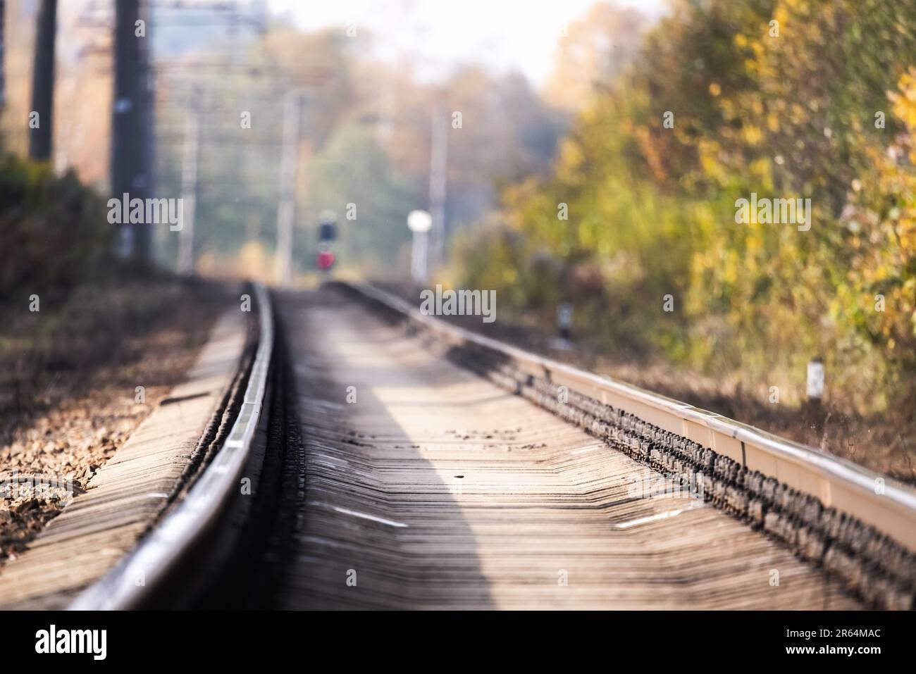 Eine leere Bahnstrecke an einem sonnigen Tag, Hintergrundfoto mit selektivem Weichzeichner Stockfoto