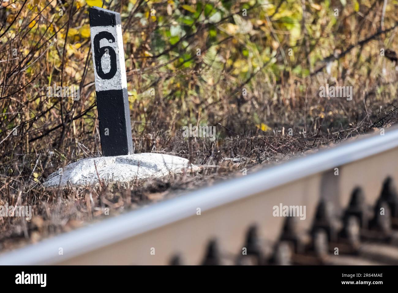 Bahnlinie Hundert Meter Markierung, Nahaufnahme mit selektivem Fokus Stockfoto