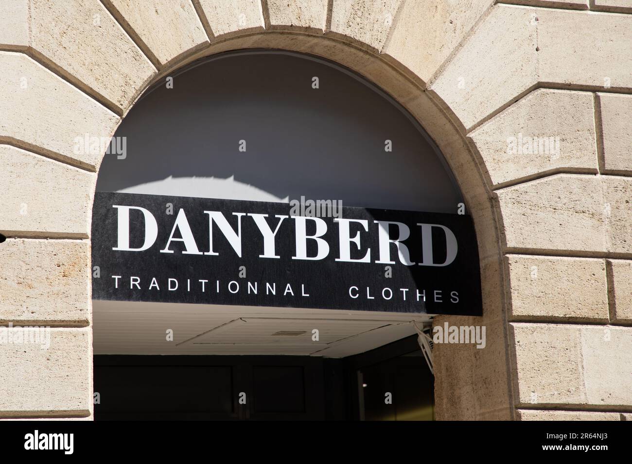 Bordeaux , Aquitaine Frankreich - 05 29 2023 : Danyberd traditionelle Kleidung Logo-Text und Markenzeichen Shop trendy Anzüge Slim-Cut Shirts Schuhe am Eingang Stockfoto