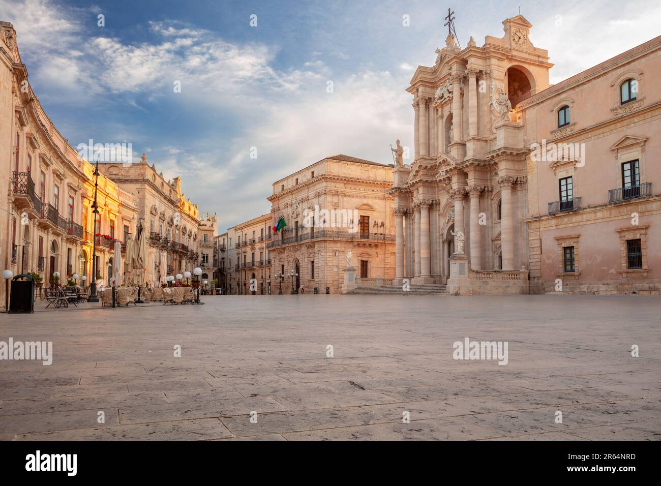 Syrakus, Sizilien, Italien. Stadtbild des historischen Zentrums von Syrakus, Sizilien, Italien mit altem Platz und Syrakus-Kathedrale bei Sonnenaufgang. Stockfoto