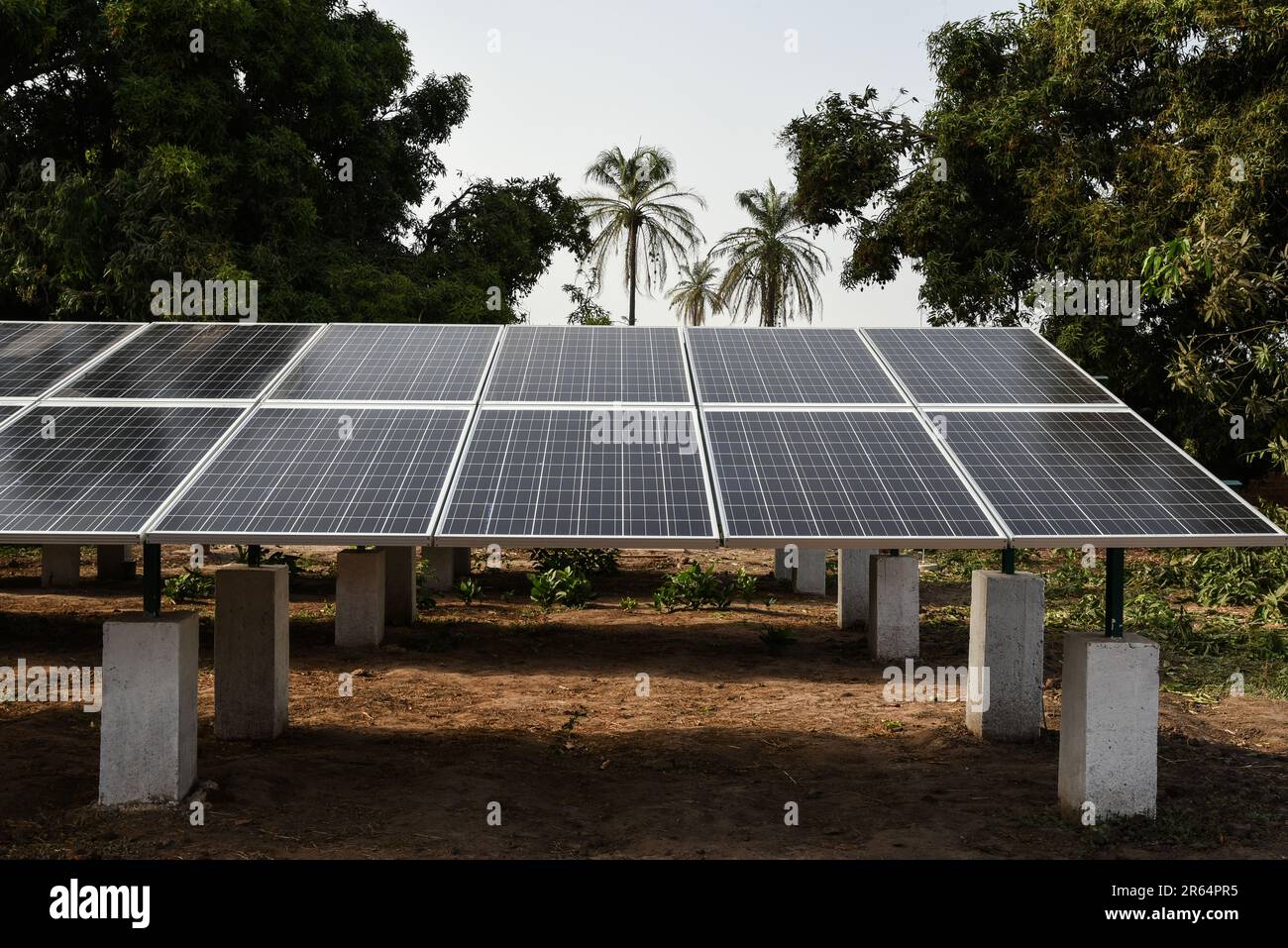 Nicolas Remene / Le Pictorium - Solarenergie und ländliche Entwicklung in der Gabu-Region - 15/3/2017 - Guinea-Bissau / Gabu / Contuboel - Contuboel, Gabu-Region Neues Solarkraftwerk mit 106 kWp. Das Werk soll in den nächsten Tagen in Betrieb genommen werden und dürfte in der Lage sein, etwa 500 Kunden mit Strom zu versorgen. Stockfoto