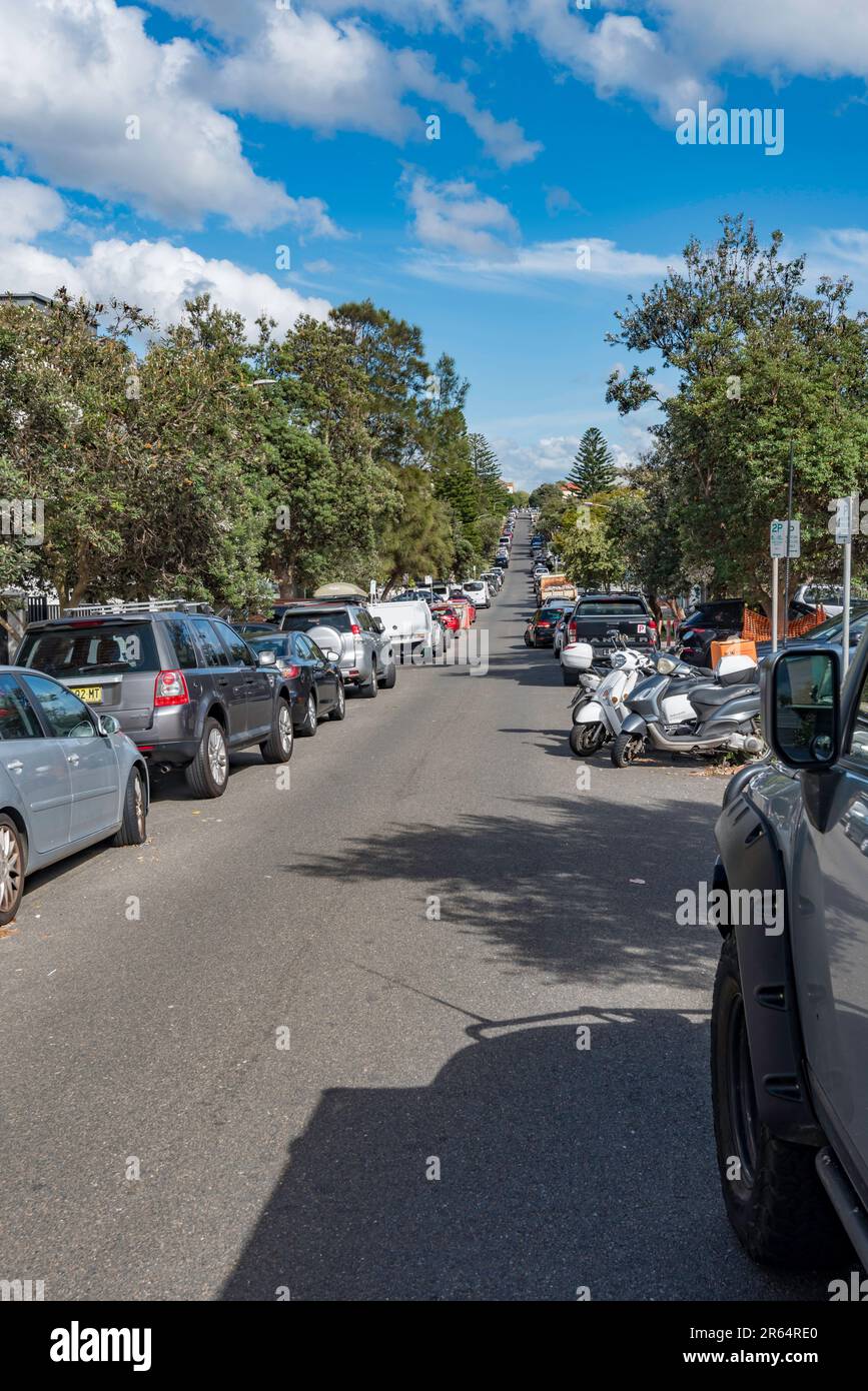 Viele der Häuser im Vorort Bondi Beach in Sydney wurden in kleinen Häuserblocks gebaut, bevor ein Auto in der Regel war, sodass die Besitzer jetzt auf der Straße parken Stockfoto