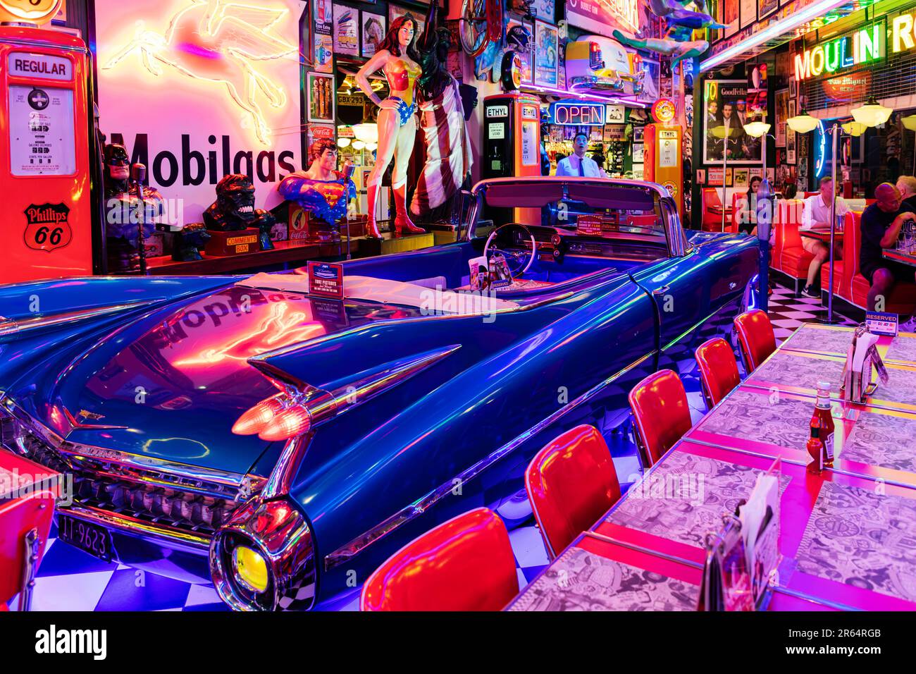 Tankstelle, Fifties American Diner, P. Burgos Street, Makati, Manila, Philippinen Stockfoto